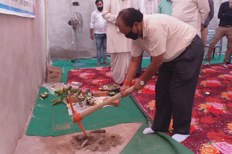 Chhatarpur News   Regional MLA of Chhatarpur district worshiped Narsingh temple    MLA did Bhoomi Pujan of temple built at a cost of forty lakhs  MLA Rajesh Shukla worshiped the land of Narasimha temple  SDM DP Dwivedi,      Regional MLA of Chhatarpur District did Bhoomi Pujan of Narsingh Temple