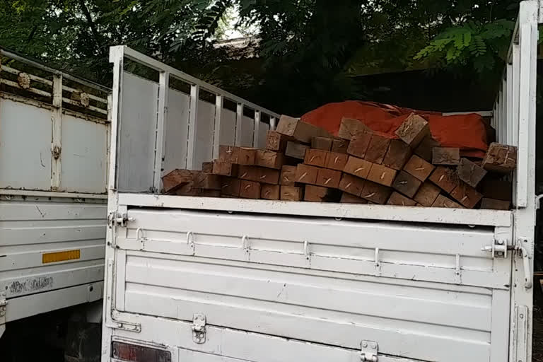 balangir forest department, seized timber worth Rs 3 lakh,  local resident, ବନ ବିଭାଗ ପକ୍ଷରୁ ଚଢ଼ାଉ, 3 ଲକ୍ଷରୁ ଅଧିକ ଟଙ୍କାର କାଠ ଜବତ, ବଲାଙ୍ଗୀର ପୋଲିସ ଲାଇନ, ବଲାଙ୍ଗୀର ବନ ବିଭାଗ