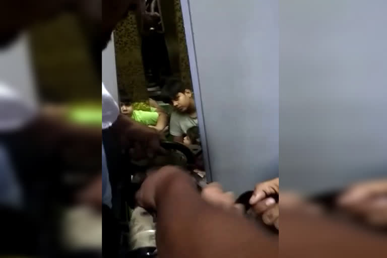 kalyan thane latest news  child stranded in lift thane  fire dapartment thane news  ठाणे लेटेस्ट न्यूज  लिफ्टमध्ये अडकलेल्या मुलांची सुटका ठाणे  ठाणे अग्निशमन दल बातमी