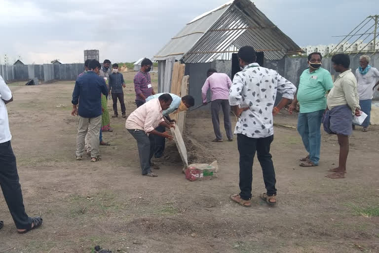 ఎమ్మిగనూరులో పాకలు తొలగిస్తుండగా లబ్ధిదారుల అడ్డగింత