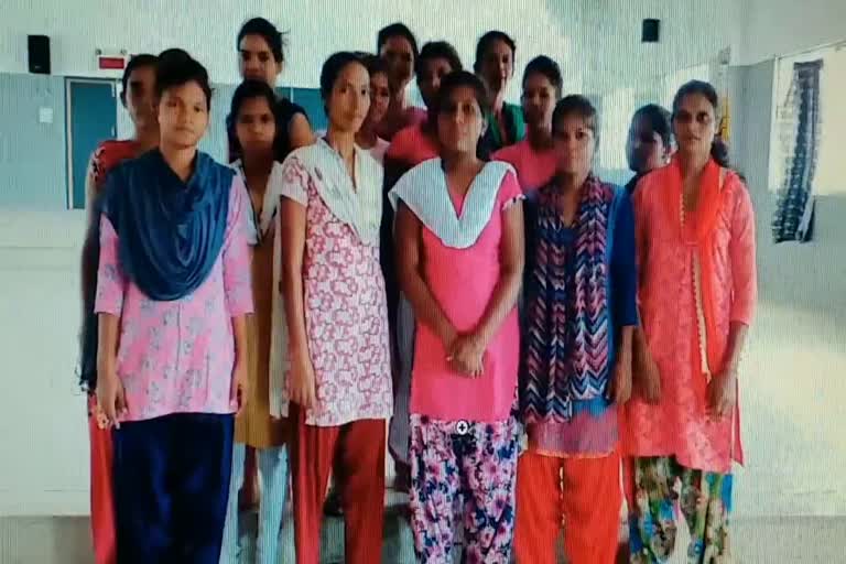 20 girls of Jamshedpur working in Tamil Nadu