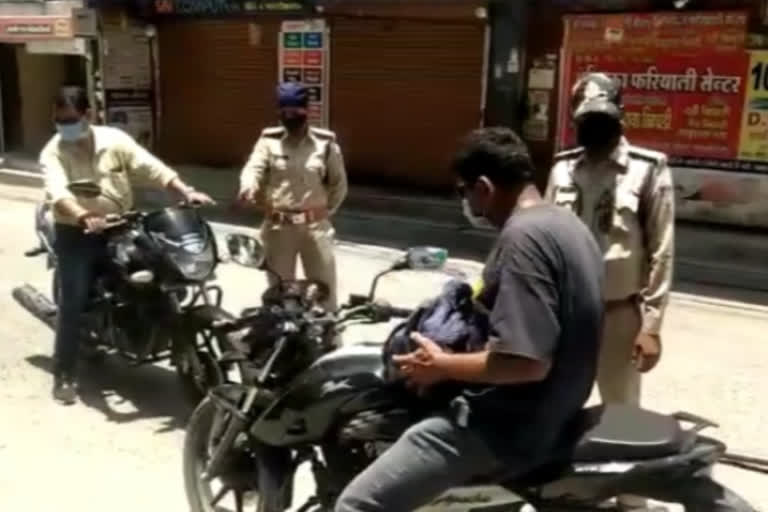 Police are tightening in the Containment area in indore