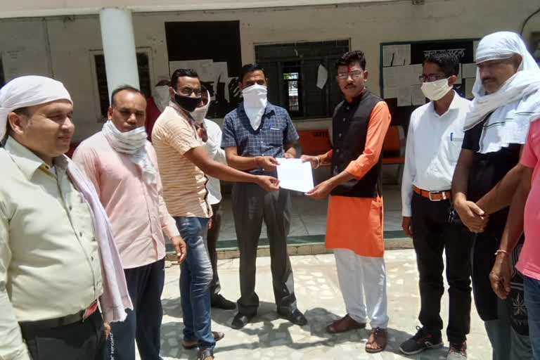 Guest teachers submitted a memorandum to the tehsildar in the name of the Chief Minister regarding the 3 point demands