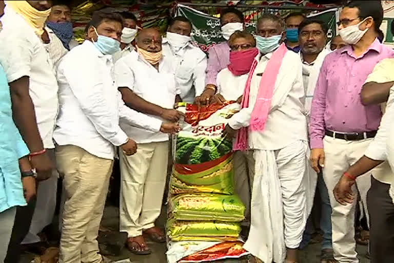 mla jogu rammanna distribution soya seeds in adilabad