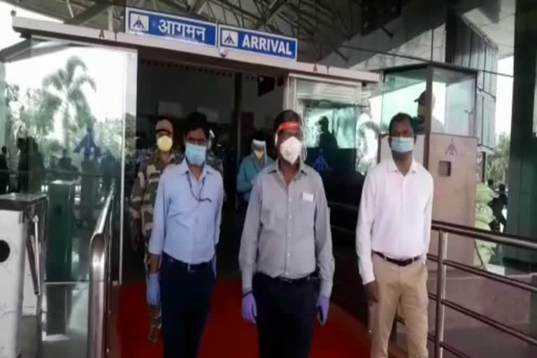 central minister Arjun Munda arrives in Ranchi from Delhi, Arjun Munda  stuck during lockdown in Delhi, Arjun Munda reached in Birsa Munda Airport, दिल्ली से रांची पहुंचे केंद्रीय मंत्री अर्जुन मुंडा, लॉकडाउन में दिल्ली में फंसे थे अर्जुन मुंडा, बिरसा मुंडा एयरपोर्ट पर अर्जुन मुंडा का अभिनंदन