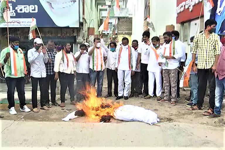 congress-protest-against-of-arrestes-on-congress-leaders-at-khammam