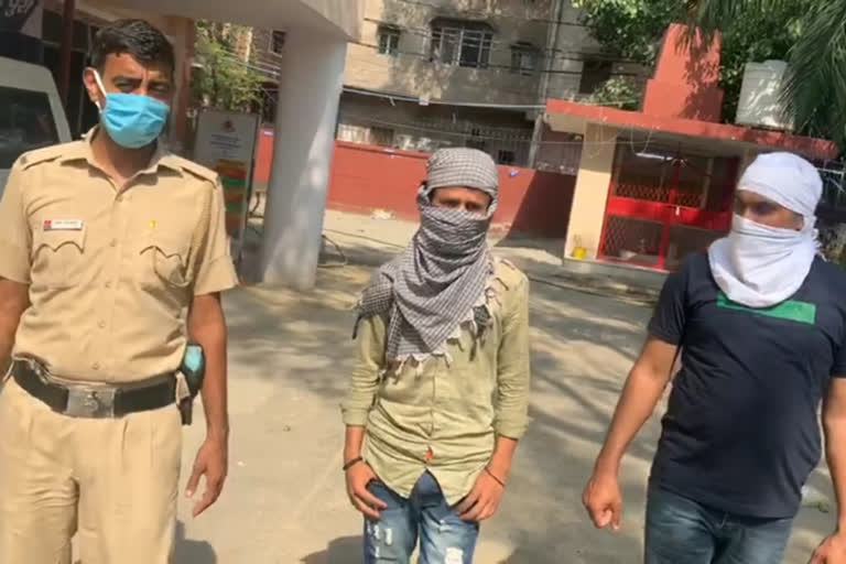 sultanpuri police arrested 2  snatchers