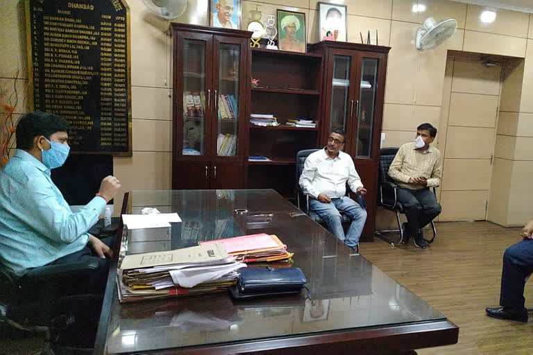 District Chamber submitted memorandum to DC to open shoe and cloth shop in dhanbad