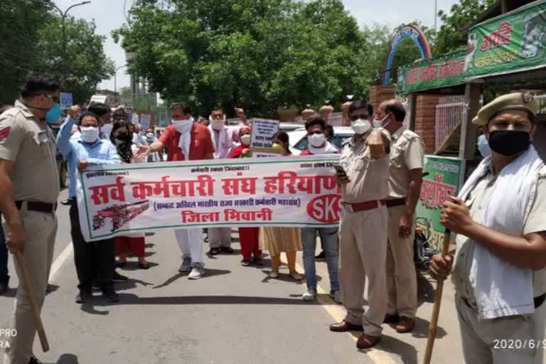 workers protest against sonali phogat in bhiwani