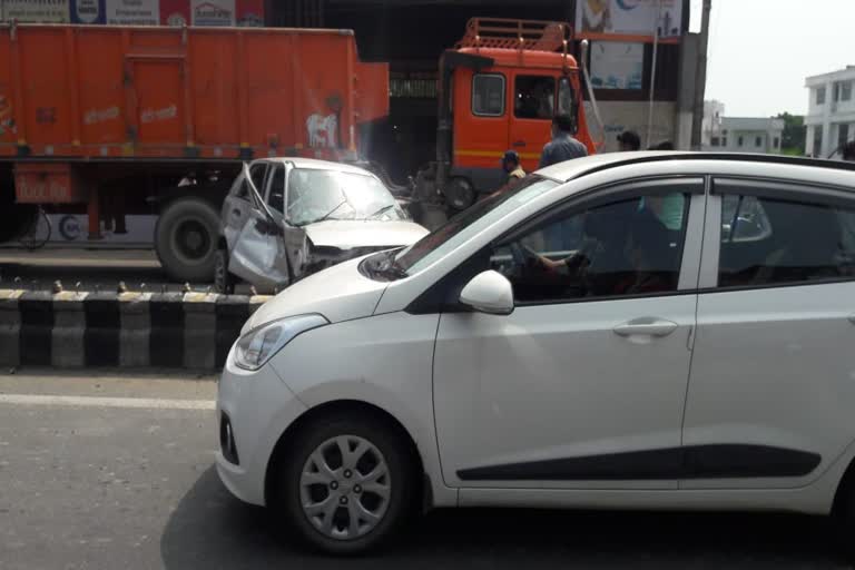 car-collided-with-truck-near-rispana-bridge-in-dehradun