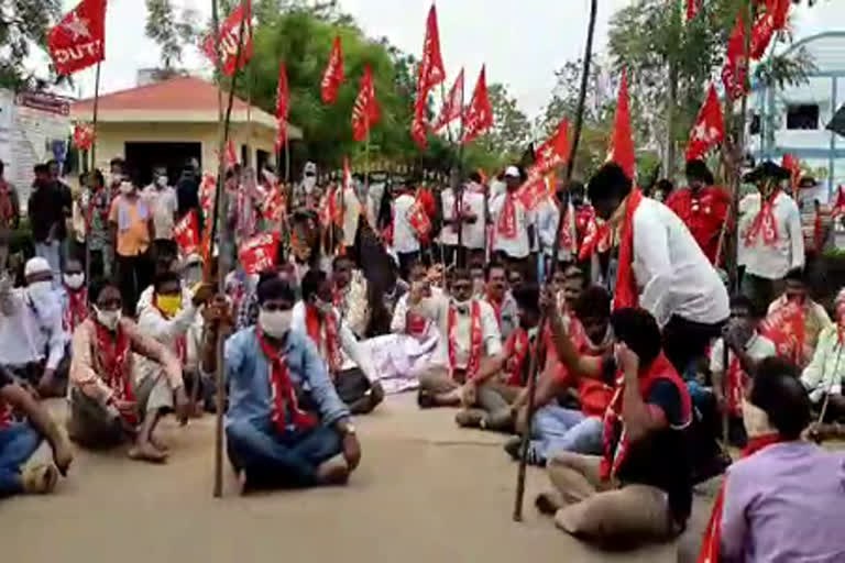 labour associations protest against coal privatization  in bhupalapally