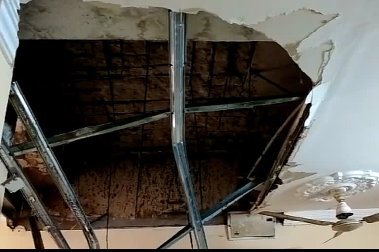 ceilling-of-the-hospital-collapsed-2-injured