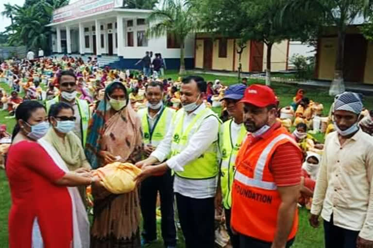 হোজাই জিলা ভেলুগুৰীৰ খুকনজুৰীৰ সনাতন ধৰ্মীয় দৰিদ্ৰ লোকৰ কাষত আজমল ফাউণ্ডেচন