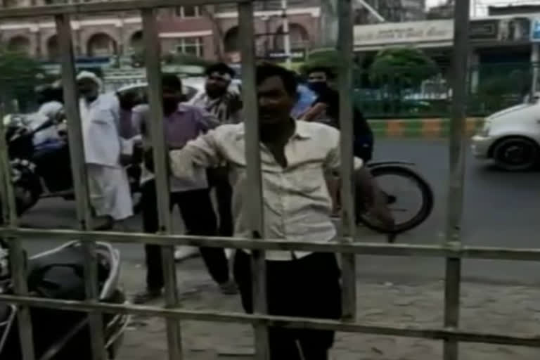 One person pelted stones on liquor store for not giving free liquor in Ghaziabad