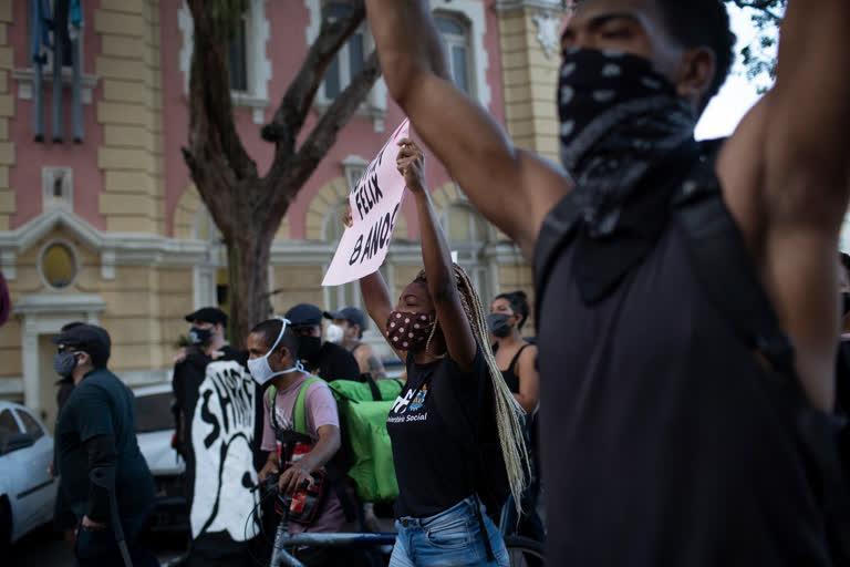 Brazilians protest  protest against police racism  Black Lives Matter  Jair Bolsonaro  ബ്രസീലില്‍ വംശീയതയ്‌ക്കും പൊലീസ് അതിക്രമത്തിനുമെതിരെ പ്രതിഷേധം  ബ്രസീല്‍  റിയോ ഡി ജനീറിയോ