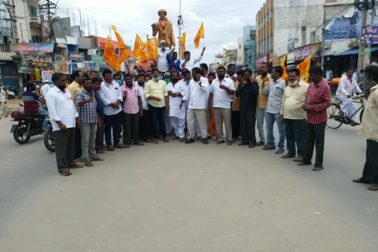 protest against the Atchennaaidu arrest at kadhiri in ananthapuram district