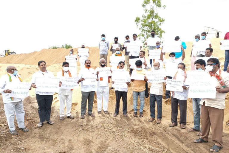 bjp leaders dharnaa on sand issue in mydukuru kadapa district