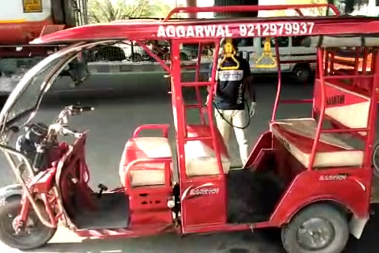 youth sanitizing bike and scooty in 10 rupees at ashok park metro station