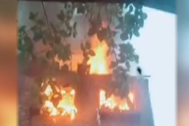 Fire breaks out at godown in Kolkata