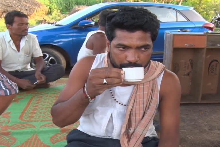 Everyone needs food to Survive but  For this man  Tea is Enough  Chikkodi  Karnataka  Shreeshaila Belakooda  Shreeshaila  ബെംഗളുരു  കർണാടക  ചായ കുടിച്ച് ജീവിക്കുന്ന മനുഷ്യൻ  കർഷകൻ  നാഗനൂരു സ്വദേശി  ശ്രീശൈല ബെലകുഡ