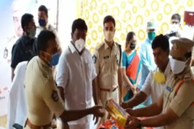 kadapa dst sp and ycp leaders distributes water botiles and sanitizers to police