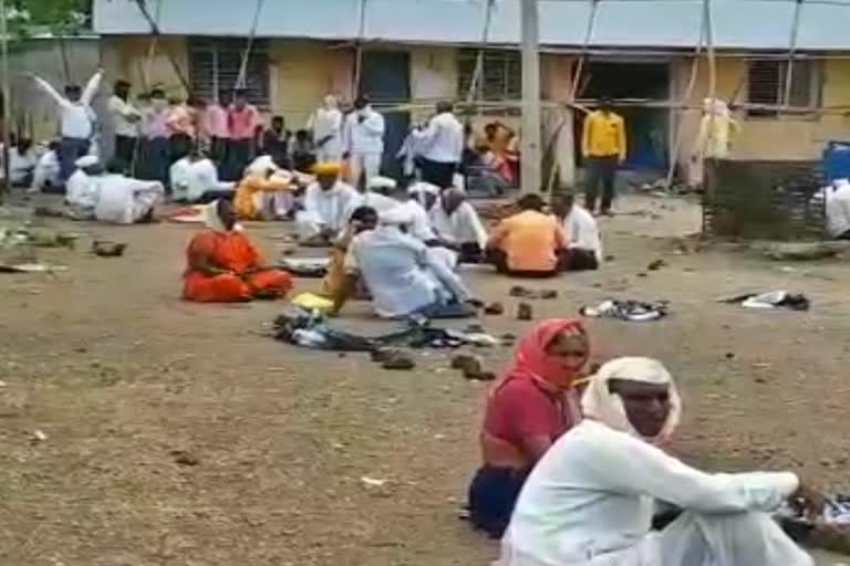 farmers-queue-in-front-of-bank-from-early-morning-in-jalna