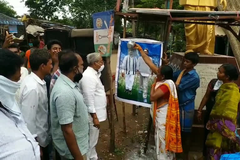 మామిడిపల్లి గ్రామంలో సీఎం జగన్​ చిత్రపటానికి పాలాభిషేకం