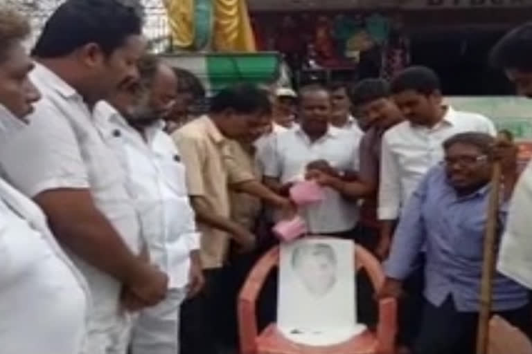 jagannana chedodu scheme beneficiaries pour milk on cm jagan photo in krishna district