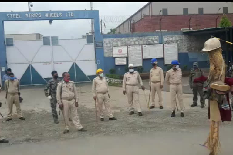 Workers demonstrated in front of Govindpur Steel Strip Wheels Company