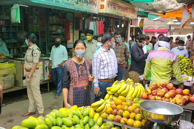 administration officials reprimanded the people walking without masks in markets of hoshangabad