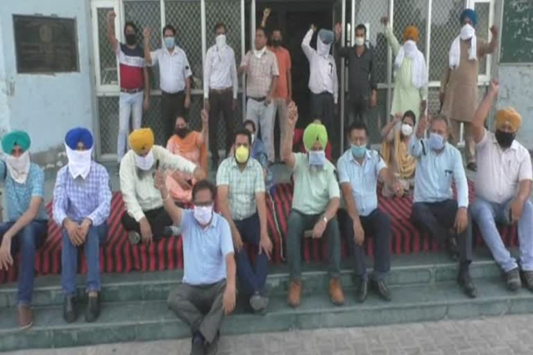 jalndhar, portest, agriculture department, pen drop strike, farmer attack on agriculture department  team in ludhiana