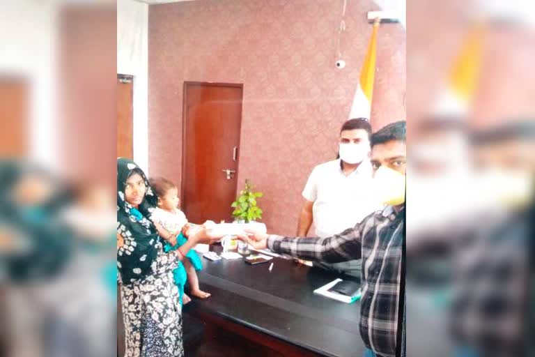 cm manohal lal gave one lakh rupee to raghuveer wife