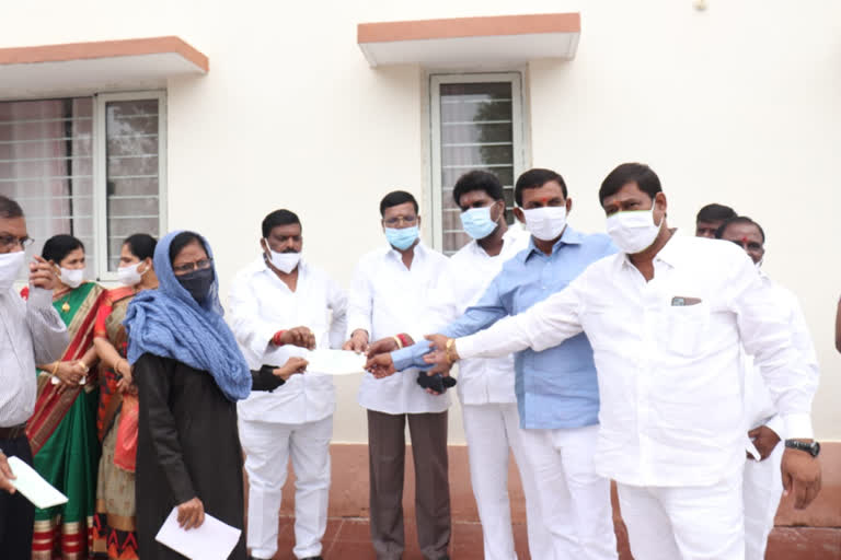 MLA mahipalreddy distributed Kalyana Lakshmi checks