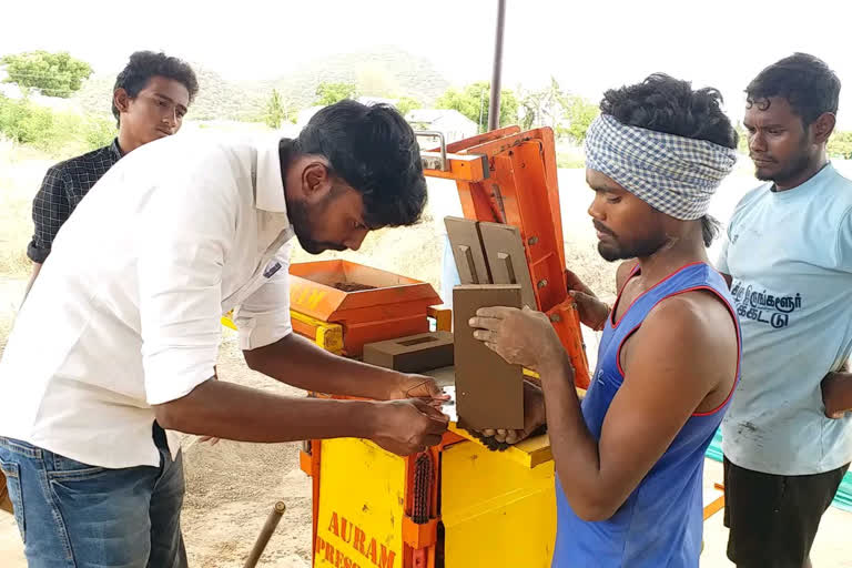 தானே செங்கல் தயாரித்து வீடு கட்டும் பொறியியல் மாணவர்!