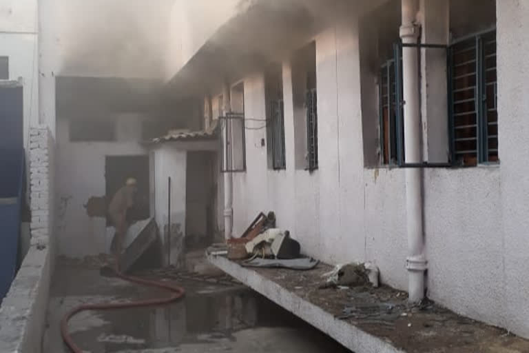 udhyog nagar Shoe making factory fire  55 firemen engaged in fire for 2 hours