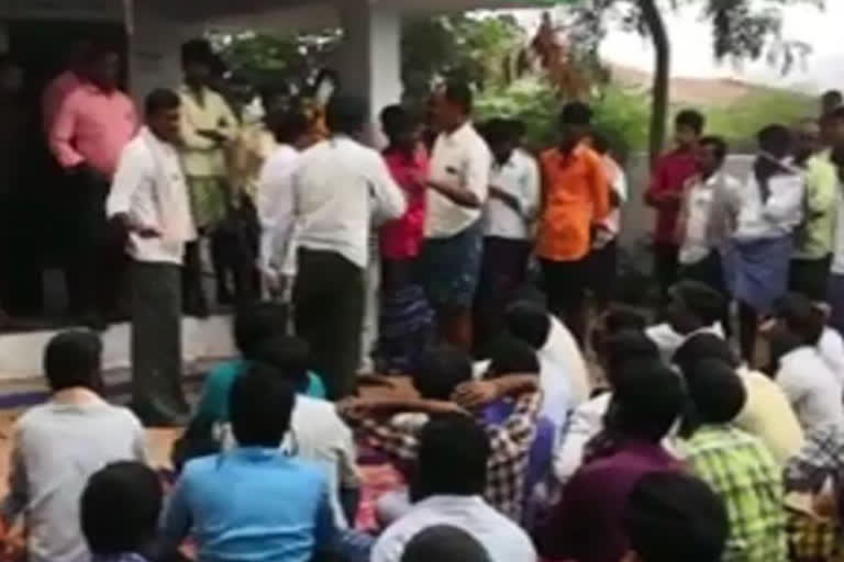 weavers dharna in thumukunta ananthapuram district