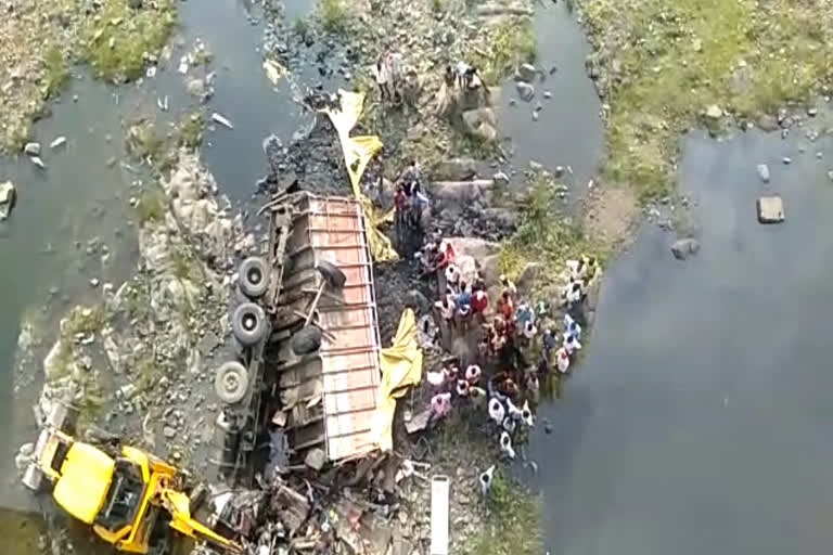 A truck filled with coal fell from the bridge