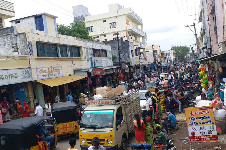 heavy rush of people in medak marke without physical distancing