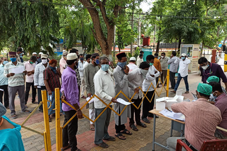 Gangavati People are rushing in mass for swab test