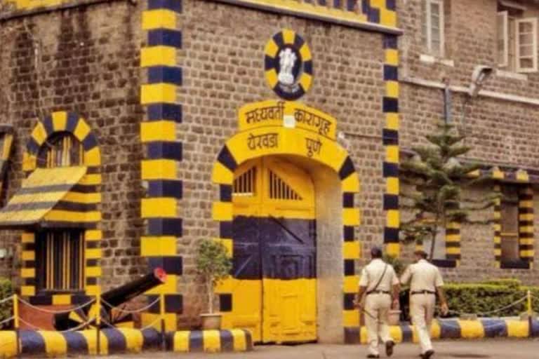 two-prisoners-escaped-from-the-toilet-window-in-pune