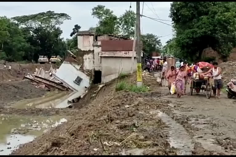 One Four-storey house collapsed in Daspur