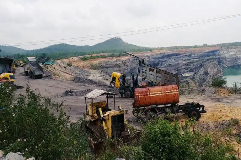 Raid in Sikni Colliery Latehar, 17 Vehicles seized in latehar, coal loading Vehicles seized in latehar, news of Sikni Colliery Latehar, सिकनी कोलियरी लातेहार में छापा, लातेहार में 17 वाहन जब्त, लातेहार में कोयला लोडिंग वाहन जब्त