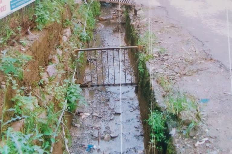 Traders demanded cleaning of drains