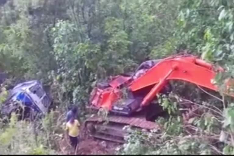 hitachi-machine-loaded-troler-accident-in-kendujhar