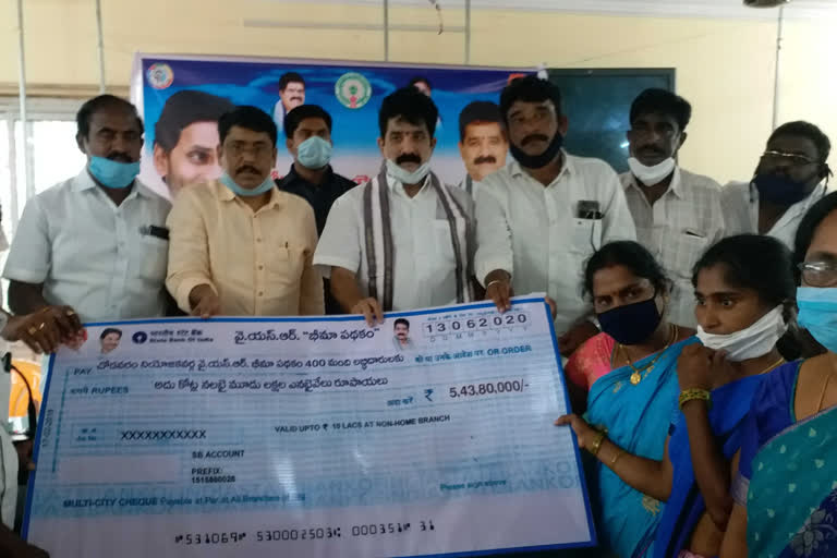 cheque distributed to ysr bima eligibility members in chodavaram by mla dharmasri