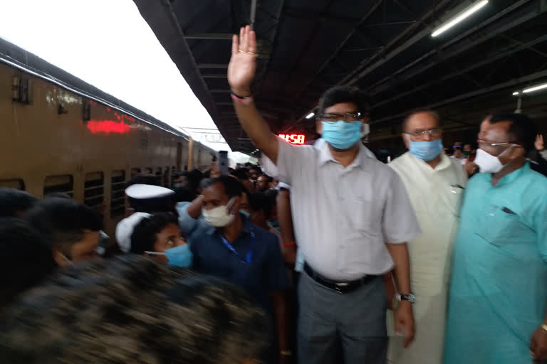 Jharkhand CM flags off special train carrying labourers for BRO work in Ladakh