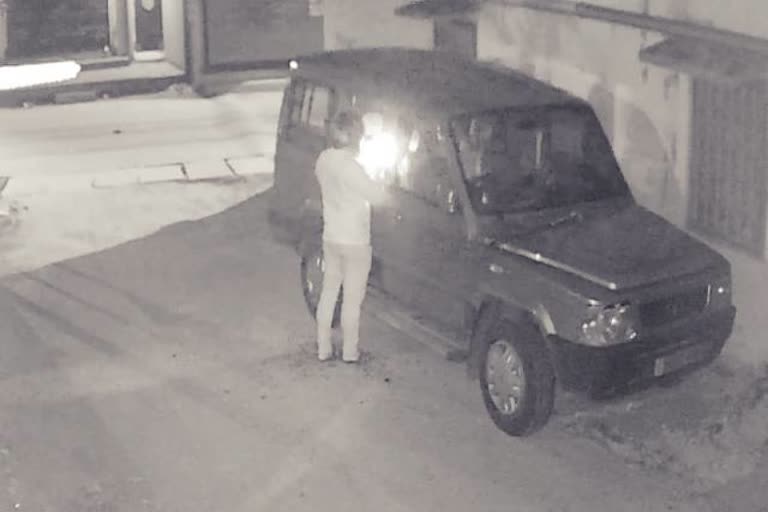 CCTV footage of man who set the car on fire in ranchi, set fire to car in Ranchi, news of Lalpur police station Ranchi, रांची में आग लगाने वाले शख्स की सीसीटीवी फुटेज, रांची में कार में लगाई आग, रांची के लालपुर थाना की खबर