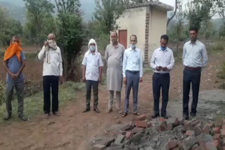 unknown people broke the foundation name plate in naina devi constituency