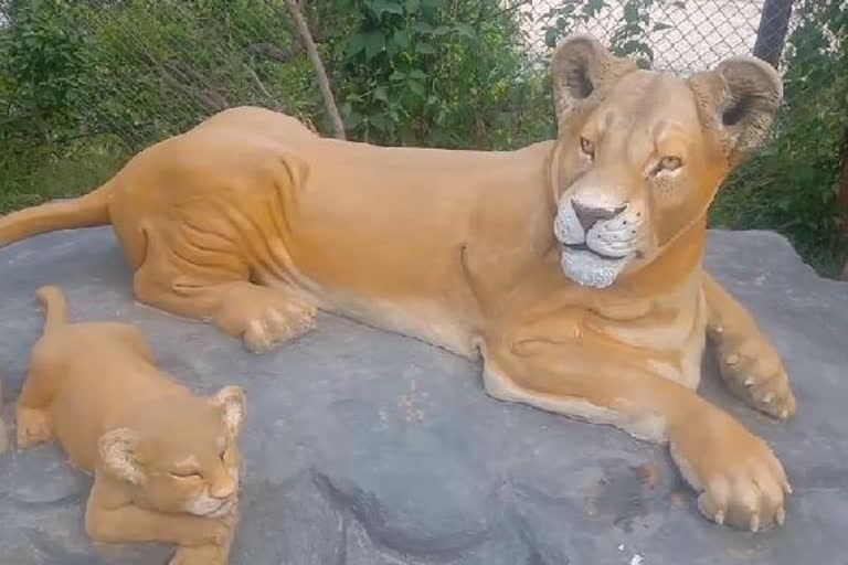 Statues of lioness and cub, शेरनी और शावक की मूर्तियाँ