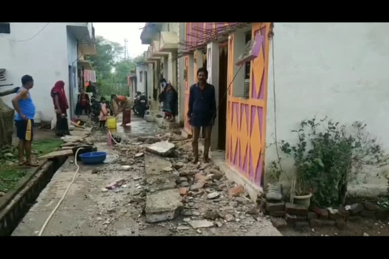 The roof of a person's house collapsed due to rain in Chhindwara